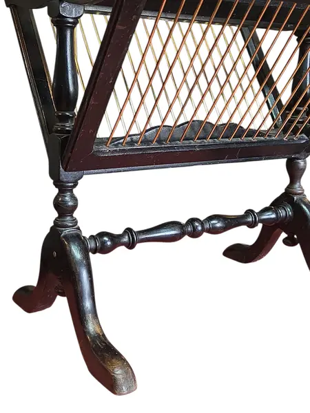 Foto de um(a) Raro Revisteiro Liceu de Artes e Ofícios, da categoria de Porta-Revistas. Excepcional revisteiro de chão, um exemplar legítimo da reconhecida mestria do Liceu de Artes e Ofícios de São Paulo. Esta... Mostrado de uma perspectiva diferente. Vendido no marketplace Trésors.