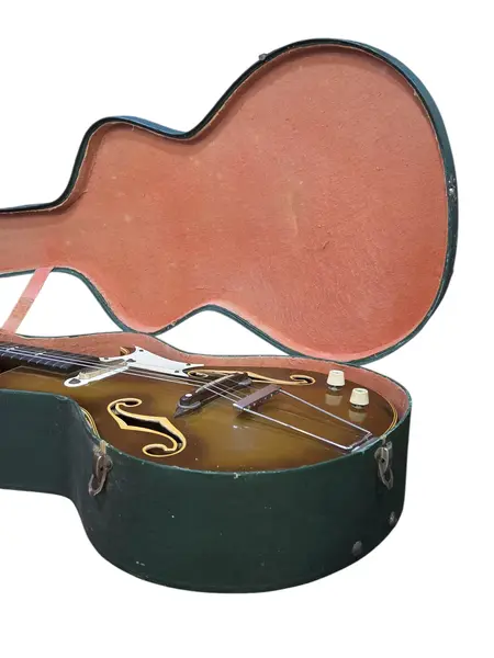 Foto de um(a) Raridade: Guitarra Del Vecchio Archtop 1957 Timbre Vox – Goldburst – 100% Original com Case, da categoria de Instrumentos musicais. Um Testemunho Histórico da Música Brasileira Essa guitarra é uma joia rara, uma das primeiras guitarras elétricas fabricadas... Mostrado de uma perspectiva diferente. Vendido no marketplace Trésors.