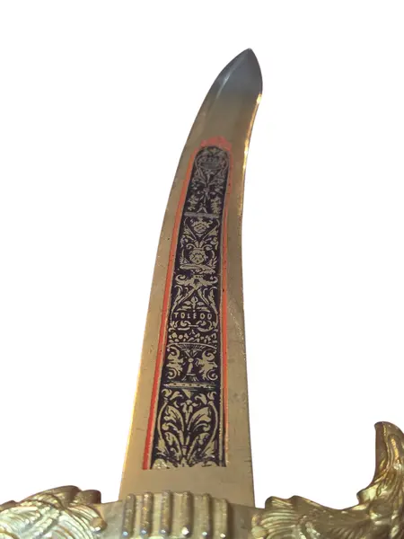 Foto de um(a) Adaga Decorativa Estilo Toledo – Lâmina Gravada e Guarnições em Dourado, da categoria de Facas. Uma peça de requinte visual excepcional, esta adaga decorativa destaca-se pelo trabalho de gravura em sua lâmina e pelo... Mostrado de uma perspectiva diferente. Vendido no marketplace Trésors.