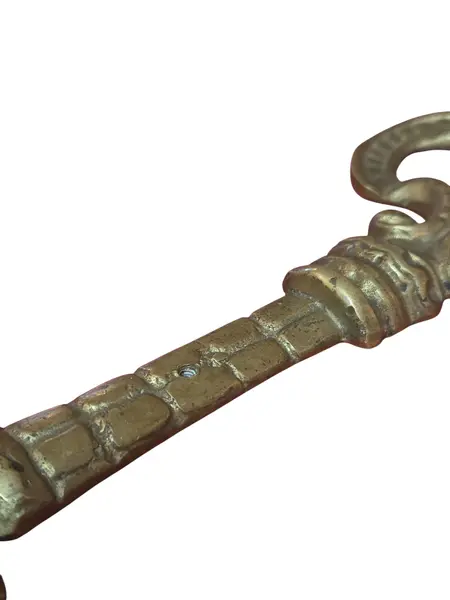 Foto de um(a) Chave Decorativa Vintage em Bronze Maciço, da categoria de Chaveiros. Adicione um toque de elegância histórica e mistério à sua decoração com esta magnífica chave ornamental em bronze. Mostrado de uma perspectiva diferente. Vendido no marketplace Trésors.