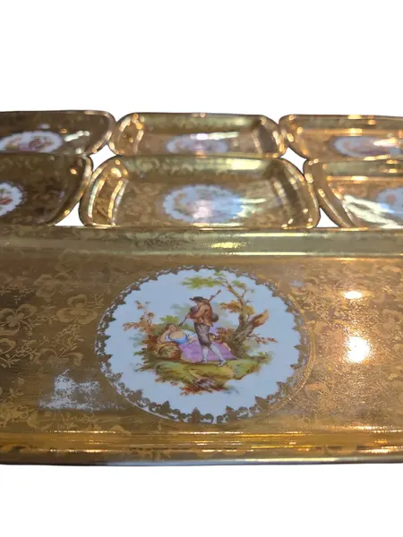 Foto de um(a) Conjunto de Travessa e Pratinhos Porcelana D.P. – Cena Galante (7 Peças), da categoria de Conjuntos de servir. Elegância e sofisticação em porcelana vintage. Este conjunto luxuoso da renomada Porcelana D.P. é composto por uma travessa... Mostrado de uma perspectiva diferente. Vendido no marketplace Trésors.