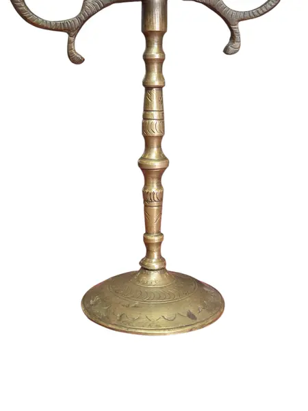Foto de um(a) Antigo Castiçal Candelabro 3 Velas em Bronze Maciço, da categoria de Castiçais. Candelabro vintage de 3 braços em bronze maciço, uma peça autêntica com a beleza da passagem do tempo visível na sua pátina... Mostrado de uma perspectiva diferente. Vendido no marketplace Trésors.