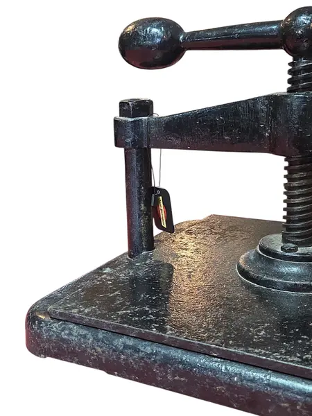 Foto de um(a) Prensa de Encadernação Antiga em Ferro Fundido, da categoria de Outros colecionáveis. Prensa manual clássica, robusta e pesada, confeccionada inteiramente em ferro fundido. Peça ideal para ateliers de... Mostrado de uma perspectiva diferente. Vendido no marketplace Trésors.
