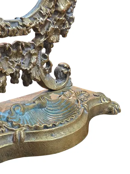 Foto de um(a) Espelho de Mesa Basculante em Bronze – Base com Concha e Pés em Garra, da categoria de Espelhos. Elegante espelho de mesa basculante (psiquê) confeccionado integralmente em bronze maciço, apresentando um trabalho de... Mostrado de uma perspectiva diferente. Vendido no marketplace Trésors.
