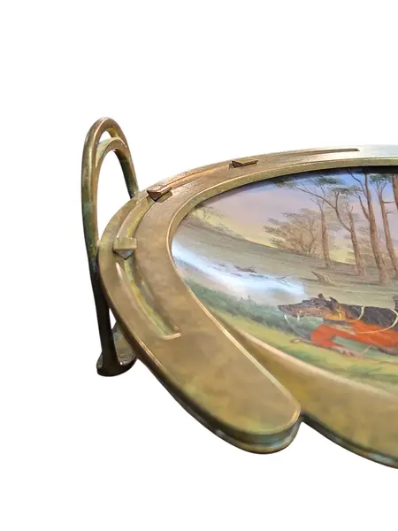 Foto de um(a) Centro de Mesa Austríaco Século XIX – Cena Clássica, da categoria de Centro de mesa. Uma obra de arte da cerâmica europeia do século XIX. Este imponente centro de mesa é um exemplar magnífico da produção... Mostrado de uma perspectiva diferente. Vendido no marketplace Trésors.