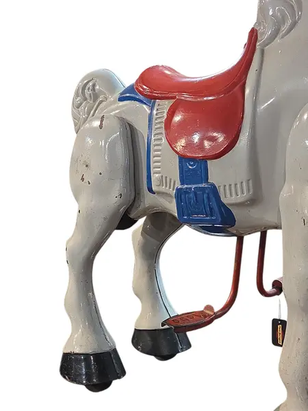 Foto de um(a) Raro Cavalinho Inglês Mobo Bronco – Original Década de 40, da categoria de Triciclos e pedalinhos. Uma Relíquia Autêntica do Brinquedo Britânico do Pós-Guerra. Apresentamos este magnífico cavalinho de balanço de metal da... Mostrado de uma perspectiva diferente. Vendido no marketplace Trésors.