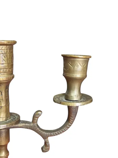 Foto de um(a) Antigo Castiçal Candelabro 3 Velas em Bronze Maciço, da categoria de Castiçais. Candelabro vintage de 3 braços em bronze maciço, uma peça autêntica com a beleza da passagem do tempo visível na sua pátina... Mostrado de uma perspectiva diferente. Vendido no marketplace Trésors.