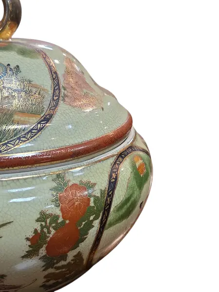 Foto de um(a) Potiche Porcelana Satsuma – Decoração Oriental, da categoria de Cachepot. Elegância e Tradição Oriental em Porcelana. Este belíssimo potiche com tampa é um exemplo da estética Satsuma, reconhecida... Mostrado de uma perspectiva diferente. Vendido no marketplace Trésors.