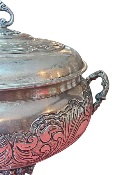 Foto de um(a) Antiga Terrina em Prata 90 com Ricos Relevos Florais e Pés Estilizados - Estilo Clássico, da categoria de Terrinas de sopa. Esta magnífica terrina (sopeira) é um exemplar legítimo de prataria de alta qualidade, produzida com banho de Prata 90. A... Mostrado de uma perspectiva diferente. Vendido no marketplace Trésors.