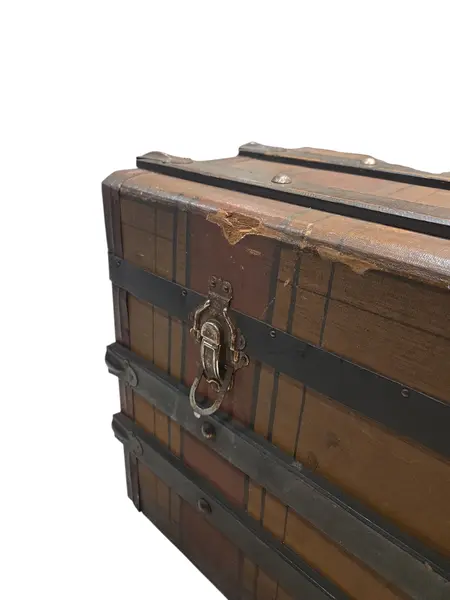 Foto de um(a) Baú Antigo Centenário Margossian - Relíquia de Rancharia (Anos 20/30), da categoria de Baús. Rara oportunidade de adquirir um pedaço da história da indústria brasileira. Este baú centenário foi produzido pela... Mostrado de uma perspectiva diferente. Vendido no marketplace Trésors.