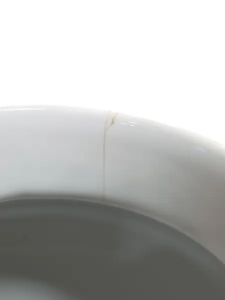 Foto de um(a) Conjunto de Vasos de Porcelana Schmidt Brasil - Estilo Oriental (3 Peças), da categoria de Vasos. Nota importante: O vaso principal possui um fio de cabelo (fissura leve) na borda superior, conforme detalhado nas fotos, o... Mostrado de uma perspectiva diferente. Vendido no marketplace Trésors.