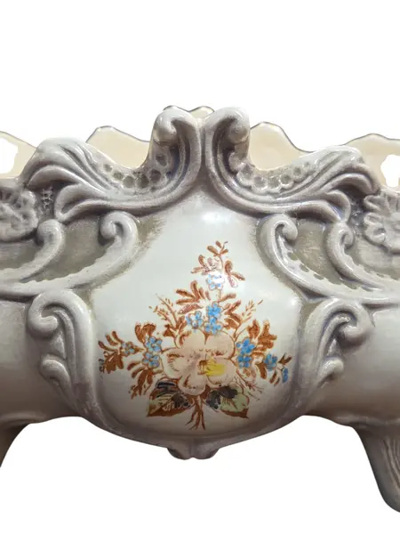 Foto de um(a) Antiga Floreira de Mesa Cerâmica Weiss – Coleção 87 – Pintada à Mão, da categoria de Cachepot. Clássico da Cerâmica Brasileira para sua Decoração. Esta belíssima floreira da Cerâmica Weiss é uma peça que une a tradição... Mostrado de uma perspectiva diferente. Vendido no marketplace Trésors.