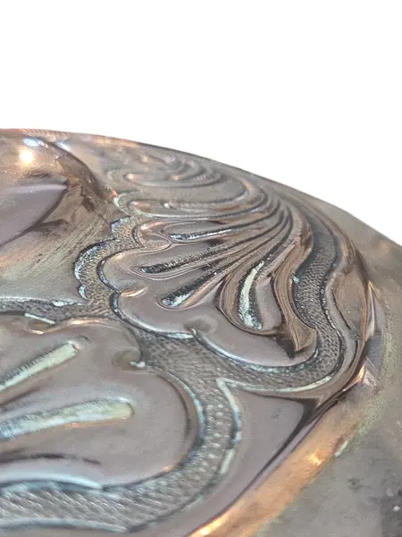 Foto de um(a) Antiga Terrina em Prata 90 com Ricos Relevos Florais e Pés Estilizados - Estilo Clássico, da categoria de Terrinas de sopa. Esta magnífica terrina (sopeira) é um exemplar legítimo de prataria de alta qualidade, produzida com banho de Prata 90. A... Mostrado de uma perspectiva diferente. Vendido no marketplace Trésors.