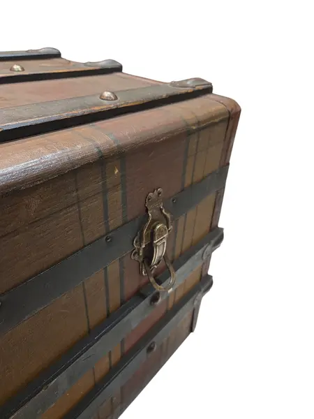 Foto de um(a) Baú Antigo Centenário Margossian - Relíquia de Rancharia (Anos 20/30), da categoria de Baús. Rara oportunidade de adquirir um pedaço da história da indústria brasileira. Este baú centenário foi produzido pela... Mostrado de uma perspectiva diferente. Vendido no marketplace Trésors.