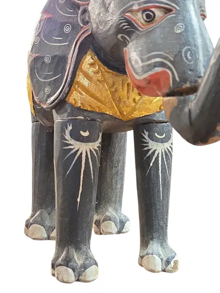 Foto de um(a) Elefante Decorativo em Madeira – Pintada à Mão, da categoria de Escultura. Encantadora escultura de elefante entalhada em madeira maciça, apresentando uma rica ornamentação em policromia. Esta peça é... Mostrado de uma perspectiva diferente. Vendido no marketplace Trésors.