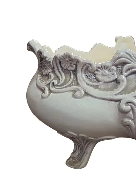 Foto de um(a) Antiga Floreira de Mesa Cerâmica Weiss – Coleção 87 – Pintada à Mão, da categoria de Cachepot. Clássico da Cerâmica Brasileira para sua Decoração. Esta belíssima floreira da Cerâmica Weiss é uma peça que une a tradição... Mostrado de uma perspectiva diferente. Vendido no marketplace Trésors.