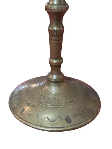 Foto de um(a) Antigo Castiçal Candelabro 3 Velas em Bronze Maciço, da categoria de Castiçais. Candelabro vintage de 3 braços em bronze maciço, uma peça autêntica com a beleza da passagem do tempo visível na sua pátina... Mostrado de uma perspectiva diferente. Vendido no marketplace Trésors.