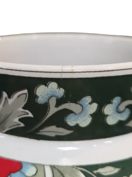 Foto de um(a) Conjunto de Vasos de Porcelana Schmidt Brasil - Estilo Oriental (3 Peças), da categoria de Vasos. Nota importante: O vaso principal possui um fio de cabelo (fissura leve) na borda superior, conforme detalhado nas fotos, o... Mostrado de uma perspectiva diferente. Vendido no marketplace Trésors.