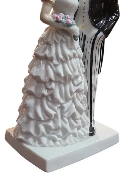 Foto de um(a) Estatueta Noivos Monte Fiero – Porcelana Esmaltada "Designed in Spain", da categoria de Modelos e estatuetas. Celebre o amor e a elegância com esta delicada estatueta de um casal de noivos, uma peça clássica da renomada linha Monte... Mostrado de uma perspectiva diferente. Vendido no marketplace Trésors.