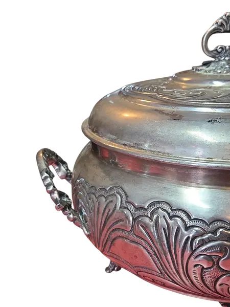 Foto de um(a) Antiga Terrina em Prata 90 com Ricos Relevos Florais e Pés Estilizados - Estilo Clássico, da categoria de Terrinas de sopa. Esta magnífica terrina (sopeira) é um exemplar legítimo de prataria de alta qualidade, produzida com banho de Prata 90. A... Mostrado de uma perspectiva diferente. Vendido no marketplace Trésors.