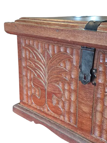 Foto de um(a) Pequeno Baú em Madeira Maciça com Esculturas em Relevo, da categoria de Baús. Este charmoso baú em madeira maciça apresenta um trabalho artesanal rico em detalhes. A face frontal e as laterais são... Mostrado de uma perspectiva diferente. Vendido no marketplace Trésors.