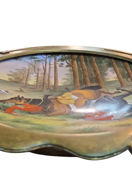 Foto de um(a) Centro de Mesa Austríaco Século XIX – Cena Clássica, da categoria de Centro de mesa. Uma obra de arte da cerâmica europeia do século XIX. Este imponente centro de mesa é um exemplar magnífico da produção... Mostrado de uma perspectiva diferente. Vendido no marketplace Trésors.