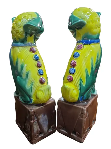 Foto de um(a) Par de Cães de Fó em Cerâmica Policromada Estilo Sancai - Leões Guardiões Chineses, da categoria de Outros colecionáveis. Magnífico par de Cães de Fo (também conhecidos como Leões de Fu ou Leões Guardiões), símbolos milenares de proteção, sorte e... Mostrado de uma perspectiva diferente. Vendido no marketplace Trésors.