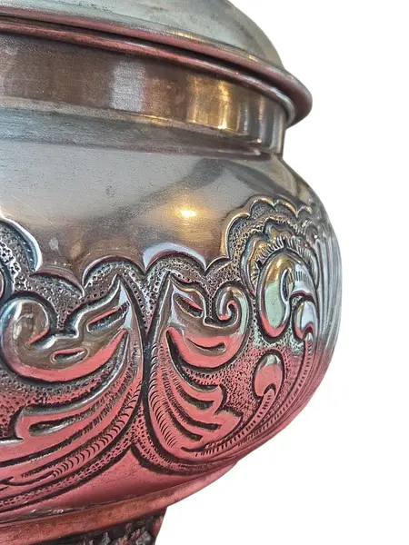 Foto de um(a) Antiga Terrina em Prata 90 com Ricos Relevos Florais e Pés Estilizados - Estilo Clássico, da categoria de Terrinas de sopa. Esta magnífica terrina (sopeira) é um exemplar legítimo de prataria de alta qualidade, produzida com banho de Prata 90. A... Mostrado de uma perspectiva diferente. Vendido no marketplace Trésors.