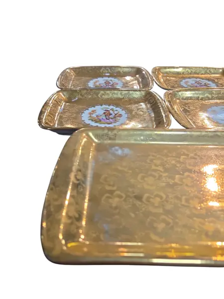 Foto de um(a) Conjunto de Travessa e Pratinhos Porcelana D.P. – Cena Galante (7 Peças), da categoria de Conjuntos de servir. Elegância e sofisticação em porcelana vintage. Este conjunto luxuoso da renomada Porcelana D.P. é composto por uma travessa... Mostrado de uma perspectiva diferente. Vendido no marketplace Trésors.