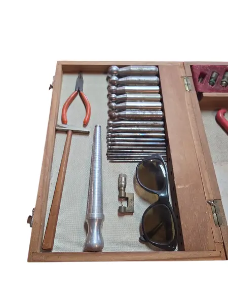 Foto de um(a) Rara Maleta de Ourivesaria - Ferramentas de Precisão Gaertner, da categoria de Outros colecionáveis. Exclusivo conjunto de ferramentas para ourivesaria e joalheria, acondicionado em maleta original de madeira. Este conjunto... Mostrado de uma perspectiva diferente. Vendido no marketplace Trésors.