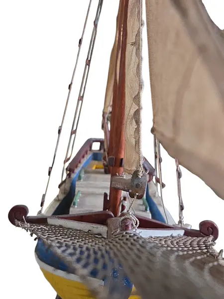 Foto de um(a) Veleiro Antigo em Madeira – Escuna Clássica Pintada à Mão, da categoria de Modelos de barcos. Encanto e Nostalgia em Cada Detalhe Este magnífico veleiro antigo é uma peça decorativa que evoca a era de ouro da... Mostrado de uma perspectiva diferente. Vendido no marketplace Trésors.