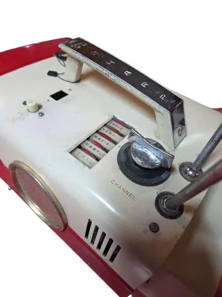 Foto de um(a) TV Antiga Portátil Sharp TRP-801 – Rara – Anos 60 – Design Space Age – Vermelha e Branca, da categoria de Outros colecionáveis. Relíquia para Colecionadores: Televisão Vintage Sharp Model TRP-801 Apresentamos a icônica Sharp TRP-801, um marco da... Mostrado de uma perspectiva diferente. Vendido no marketplace Trésors.