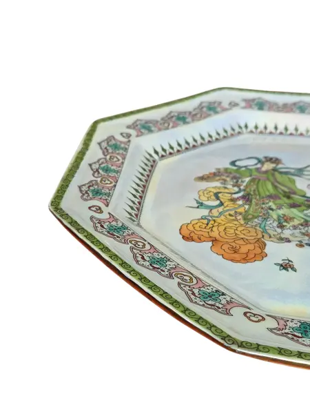 Foto de um(a) Prato Octogonal em Porcelana Oriental, da categoria de Pratos Decorativos. Este magnífico prato decorativo em porcelana oriental, destaca-se pelo seu formato geométrico e pela riqueza de sua... Mostrado de uma perspectiva diferente. Vendido no marketplace Trésors.