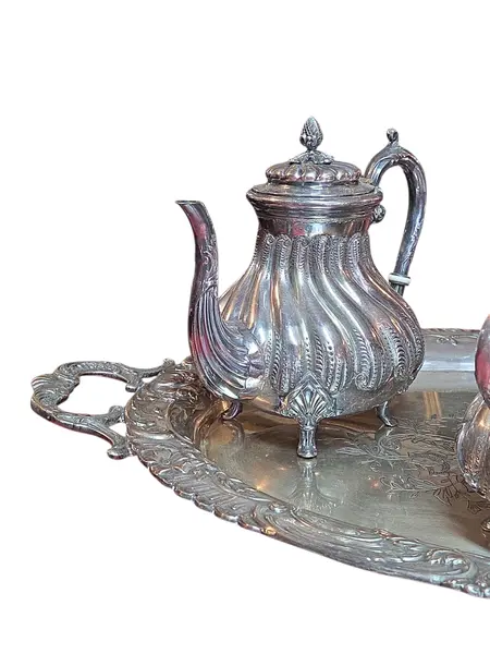 Foto de um(a) Antigo Jogo de Chá e Café em Prata 90 - Conjunto Completo 5 Peças - Estilo Clássico, da categoria de Conjuntos de café e chá. Magnífico conjunto de chá e café em Prata 90, apresentando um design atemporal com acabamento liso e polido. É um conjunto... Mostrado de uma perspectiva diferente. Vendido no marketplace Trésors.