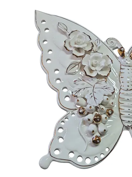 Foto de um(a) Borboleta Decorativa em Porcelana Moldada – Relevo Floral, da categoria de Objetos de parede esculturais. Exuberante escultura de parede ou mesa em porcelana branca vitrificada, apresentando o formato de uma borboleta com asas... Mostrado de uma perspectiva diferente. Vendido no marketplace Trésors.