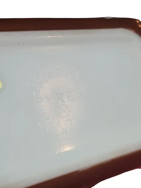 Foto de um(a) Manteigueira Pyrex USA Marrom - 502, da categoria de Outros utensílios. Adicione um toque de nostalgia e funcionalidade à sua cozinha ou coleção com esta autêntica peça Pyrex, fabricada nos... Mostrado de uma perspectiva diferente. Vendido no marketplace Trésors.