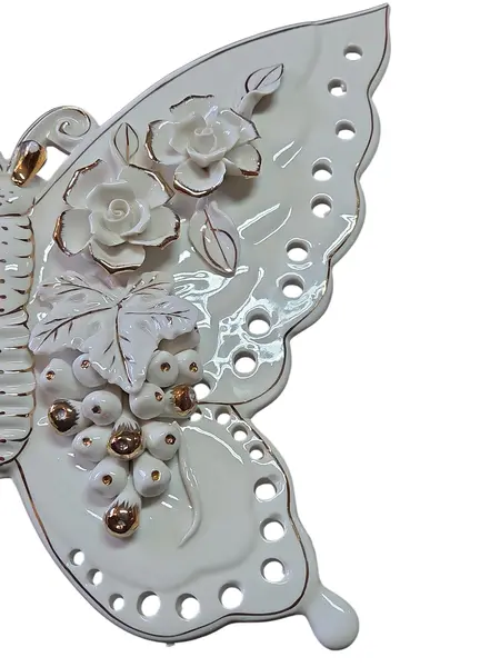 Foto de um(a) Borboleta Decorativa em Porcelana Moldada – Relevo Floral, da categoria de Objetos de parede esculturais. Exuberante escultura de parede ou mesa em porcelana branca vitrificada, apresentando o formato de uma borboleta com asas... Mostrado de uma perspectiva diferente. Vendido no marketplace Trésors.