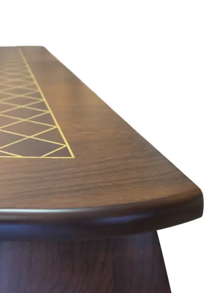 Foto de um(a) Comoda Bombê Xadrez Marchetaria e Bronze, da categoria de Cômodas e Sapateira. Esta magnífica cômoda estilo Bombê destaca-se pelo seu design curvilíneo imponente e pela riqueza de seus detalhes. O grande... Mostrado de uma perspectiva diferente. Vendido no marketplace Trésors.