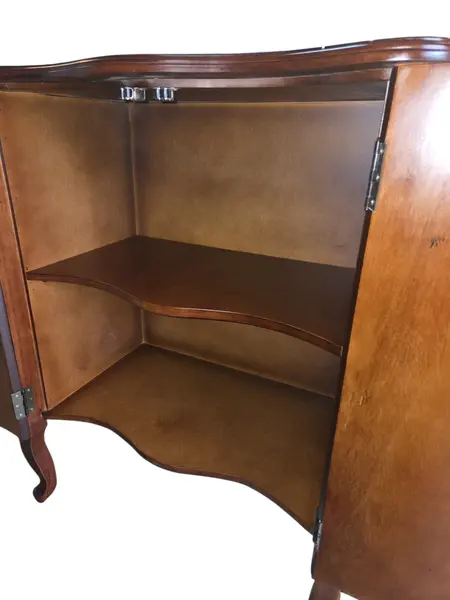 Foto de um(a) Cômoda com Marchetaria e Bronze, da categoria de Cômodas e Sapateira. Elegância Clássica e Sofisticação para o seu AmbienteExclusiva cômoda balcão de apoio em estilo clássico europeu (Bombê),... Mostrado de uma perspectiva diferente. Vendido no marketplace Trésors.