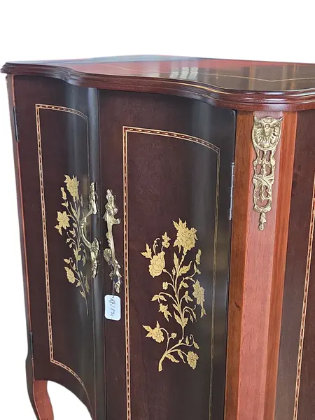 Foto de um(a) Cômoda com Marchetaria e Bronze, da categoria de Cômodas e Sapateira. Elegância Clássica e Sofisticação para o seu AmbienteExclusiva cômoda balcão de apoio em estilo clássico europeu (Bombê),... Mostrado de uma perspectiva diferente. Vendido no marketplace Trésors.