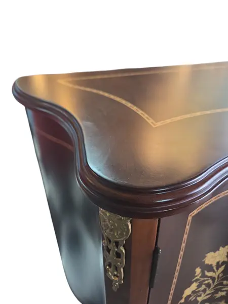 Foto de um(a) Cômoda com Marchetaria e Bronze, da categoria de Cômodas e Sapateira. Elegância Clássica e Sofisticação para o seu AmbienteExclusiva cômoda balcão de apoio em estilo clássico europeu (Bombê),... Mostrado de uma perspectiva diferente. Vendido no marketplace Trésors.