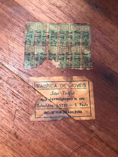 Foto de um(a) Clássica Escrivaninha Xerife, da categoria de Escrivaninhas e Mesas de escritório. As marcenarias de alta qualidade instaladas em São Paulo no século XX, como a de José Toffoli, eram especialistas na... Mostrado de uma perspectiva diferente. Vendido no marketplace Trésors.