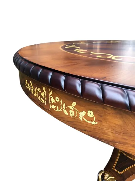 Foto de um(a) Mesa Clássica em Marchetaria e detalhes em Folha de Ouro, da categoria de Mesas de Jantar. Mesa clássica redonda com estrutura em madeira maciça de jequitibá tingida de imbuia. A parte da marchetaria é feita com... Mostrado de uma perspectiva diferente. Vendido no marketplace Trésors.