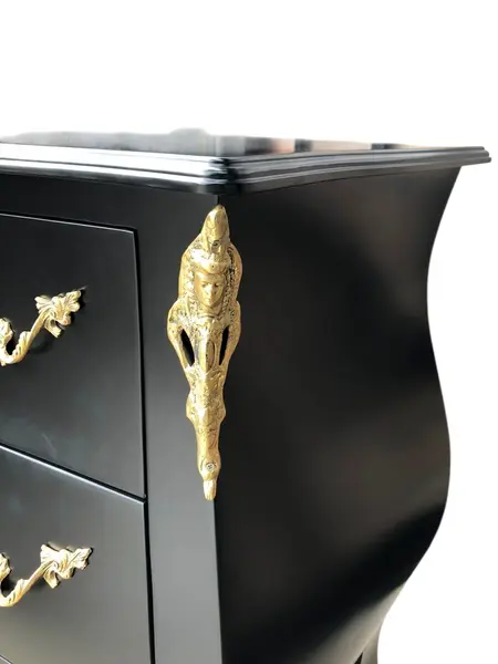 Foto de um(a) Cômoda Clássica Bombê com ornamentos em bronze, da categoria de Cômodas e Sapateira. Mostrado de uma perspectiva diferente. Vendido no marketplace Trésors.