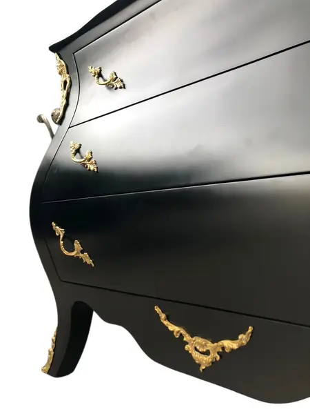 Foto de um(a) Cômoda Clássica Bombê com ornamentos em bronze, da categoria de Cômodas e Sapateira. Mostrado de uma perspectiva diferente. Vendido no marketplace Trésors.