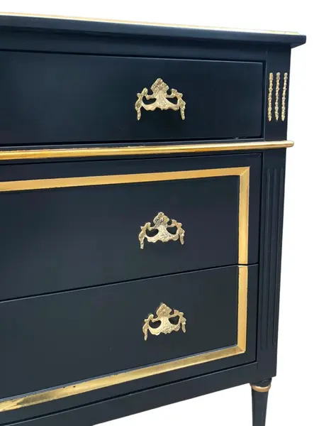 Foto de um(a) Cômoda Clássica com 3 Gavetas, Bronze e Detalhes Dourados, da categoria de Cômodas e Sapateira. Mostrado de uma perspectiva diferente. Vendido no marketplace Trésors.