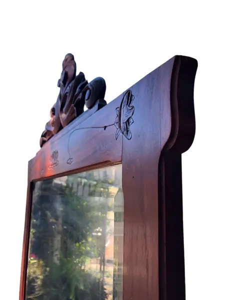 Foto de um(a) Maravilhoso Espelho Art Noveau Centenário, da categoria de Espelhos. Mostrado de uma perspectiva diferente. Vendido no marketplace Trésors.