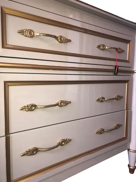 Foto de um(a) Cômoda em Laca Branca e Puxadores em Bronze, da categoria de Cômodas e Sapateira. Mostrado de uma perspectiva diferente. Vendido no marketplace Trésors.