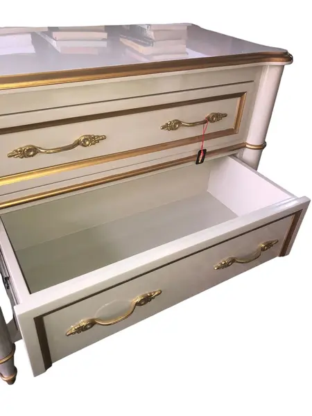 Foto de um(a) Cômoda em Laca Branca e Puxadores em Bronze, da categoria de Cômodas e Sapateira. Mostrado de uma perspectiva diferente. Vendido no marketplace Trésors.