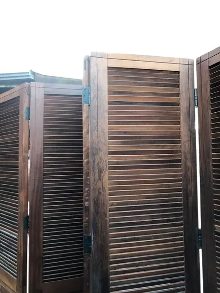 Foto de um(a) Biombo em Madeira Maciça, da categoria de Telas, divisórias e biombos. Mostrado de uma perspectiva diferente. Vendido no marketplace Trésors.